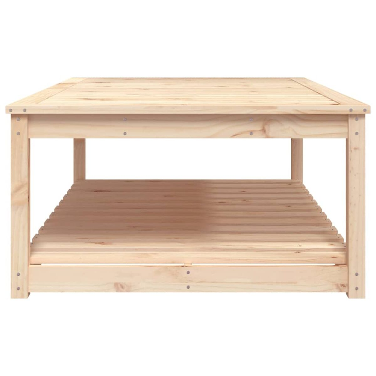 Couchtisch aus Holz mit unterer Ablage. Er ist aus hellfarbenem Holz gefertigt.
