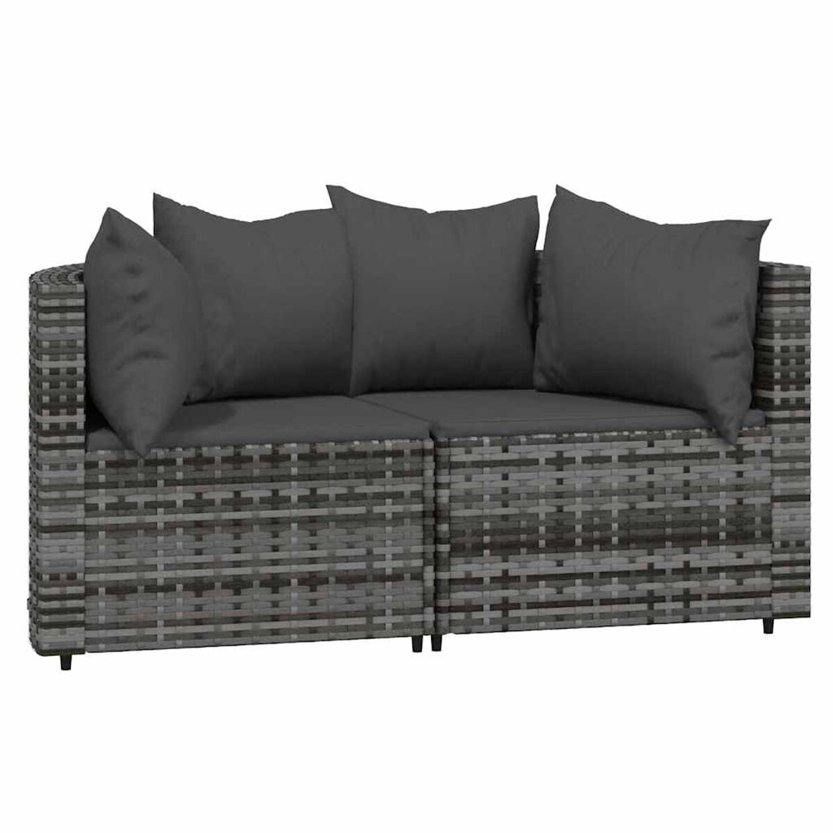 Graues geflochtenes Outdoor-Sofa mit Kissen.