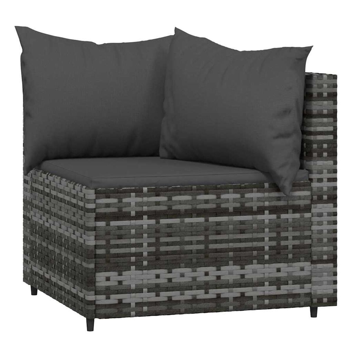 Eine Ecke eines grauen Korbmöbelsofas mit zwei grauen Kissen. Weißer Hintergrund.
