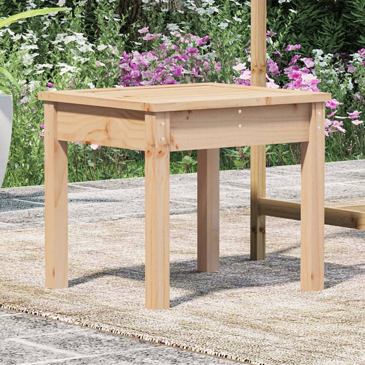 Ein kleiner, hellbrauner Holztisch mit vier Beinen, draußen in einem Garten.