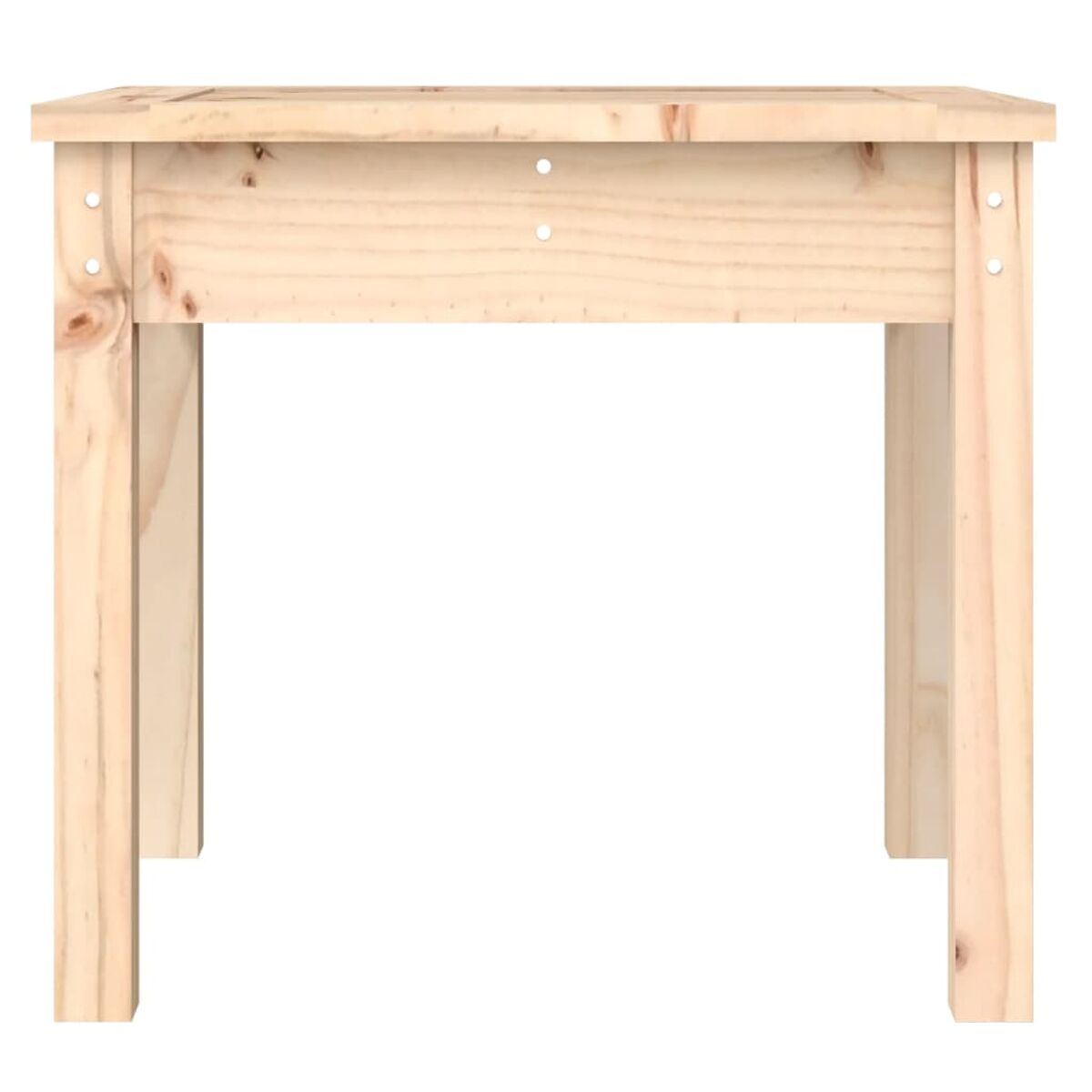 Ein hellbrauner Holztisch mit vier Beinen. Der Tisch hat ein unteres Regal.