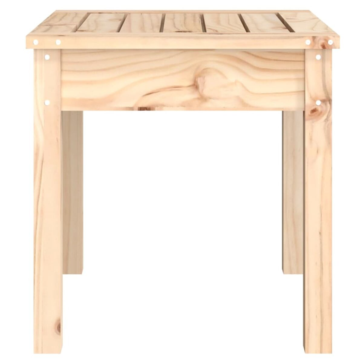 Ein kleiner Holztisch mit einer Lattenoberfläche und vier Beinen, vor einem weißen Hintergrund.