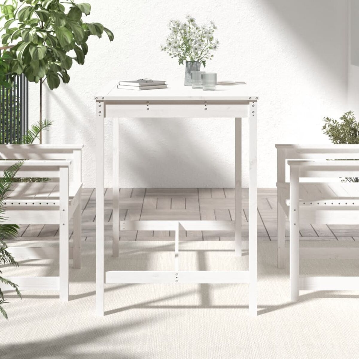 Ein weißer Gartentisch mit zwei passenden Stühlen und weißem Hintergrund.
