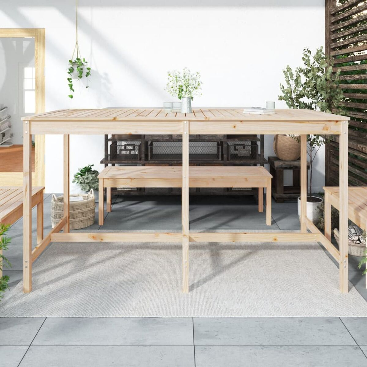 Essgruppe für draußen, heller Holztisch und Bänke, auf einer Terrasse.