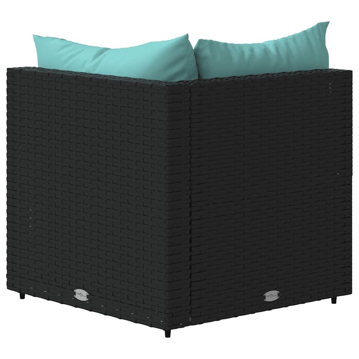 Ein schwarzes Ecksofa aus Korbgeflecht mit zwei hellblauen Kissen.