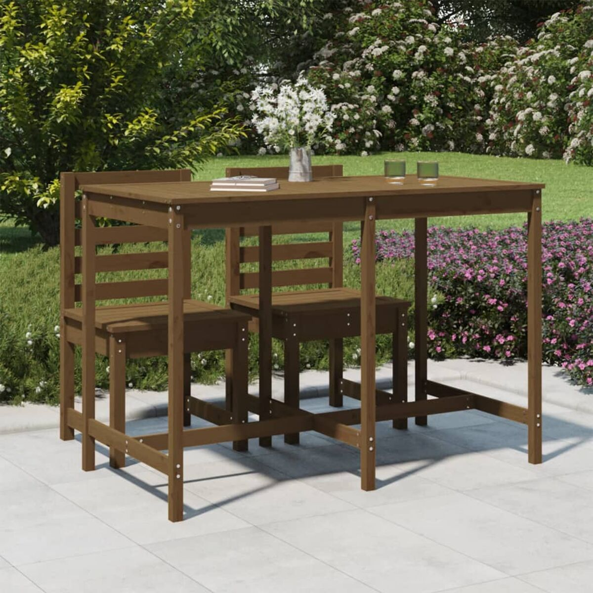 Essgruppe im Freien mit zwei Stühlen. Das Set besteht aus Holz, auf einer Terrasse mit Pflanzen.
