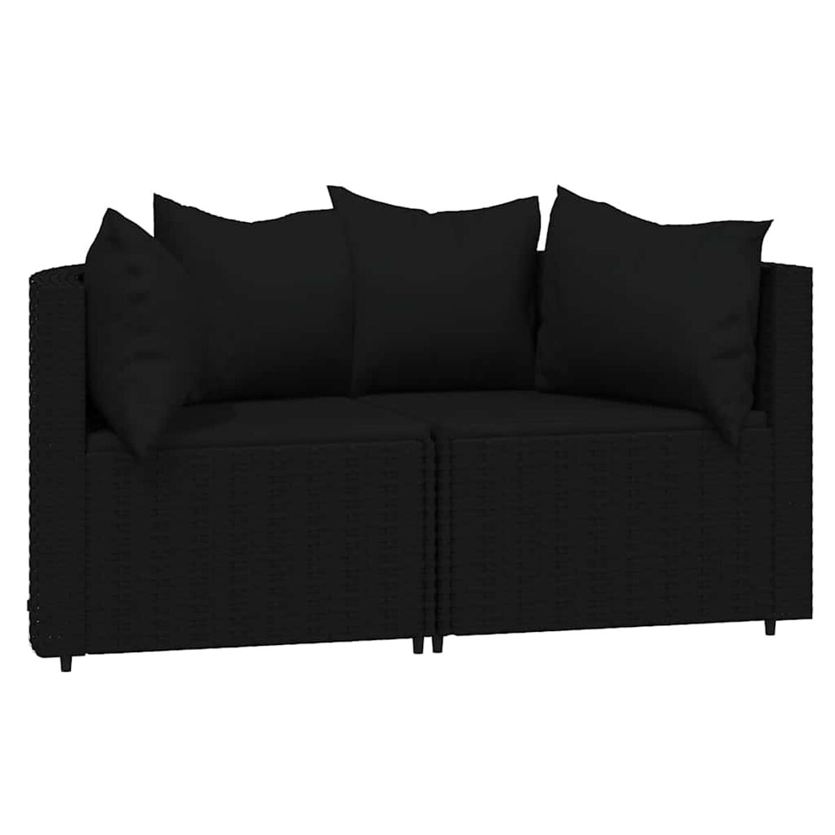 Schwarzes Rattan-Sofa mit schwarzen Kissen. Drei Kissen befinden sich auf der Rückseite. Das Sofa steht vor weißem Hintergrund.