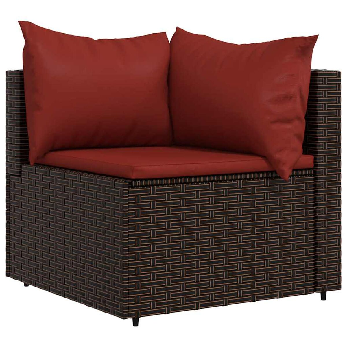 Ein braunes Ecksofa aus Rattan mit roten Kissen.
