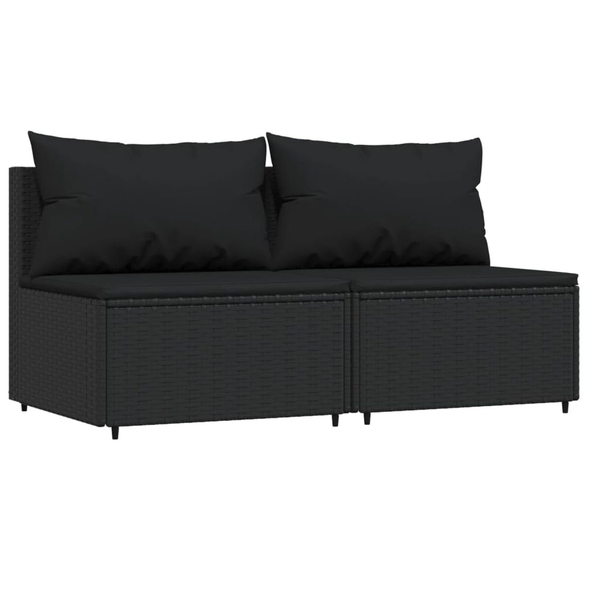 Schwarzes gewebtes Outdoor-Sofa mit zwei Kissen. Es ist vor einem weißen Hintergrund.
