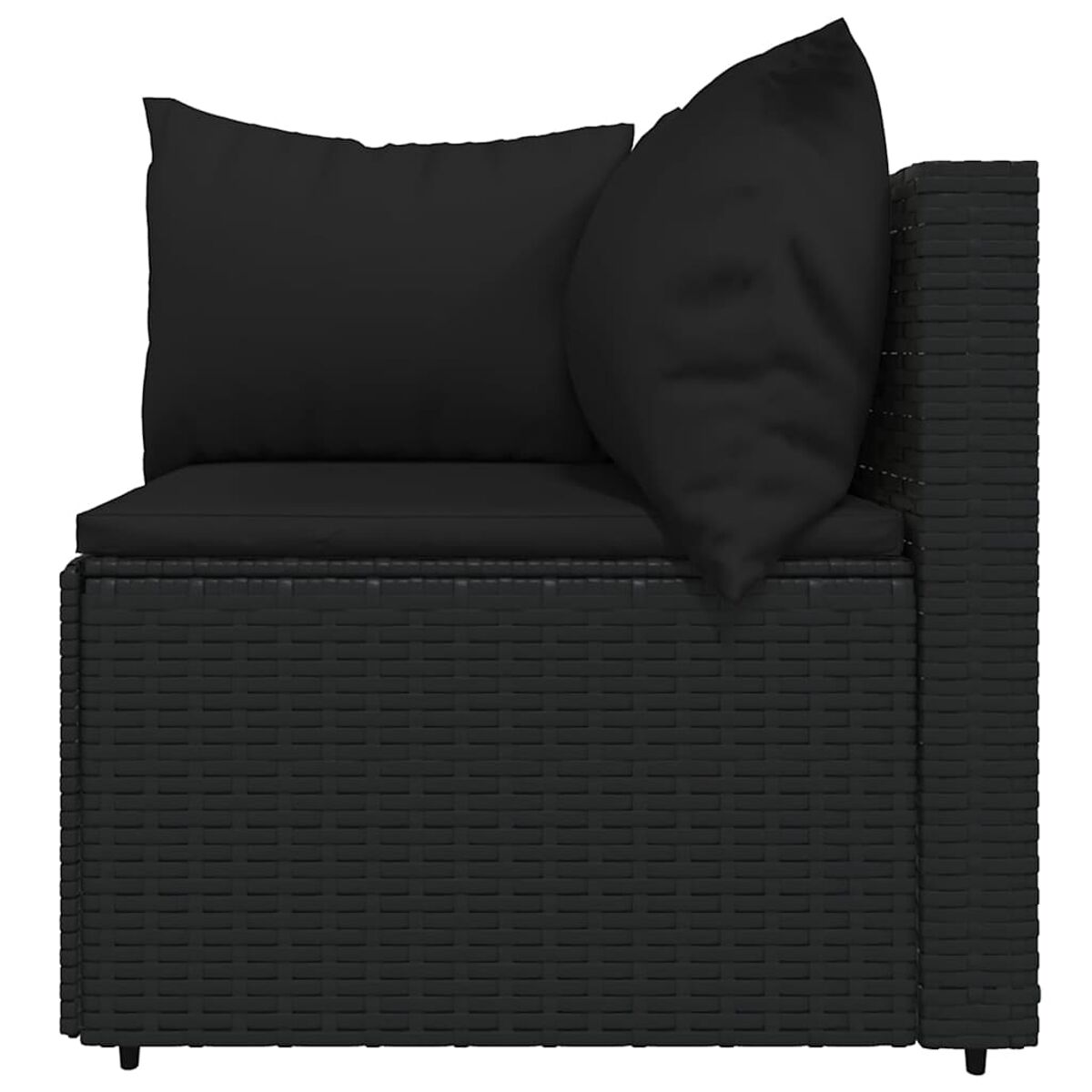 Ein schwarzes Ecksofa aus Rattan mit schwarzen Kissen. Das Sofa hat eine quadratische Form.