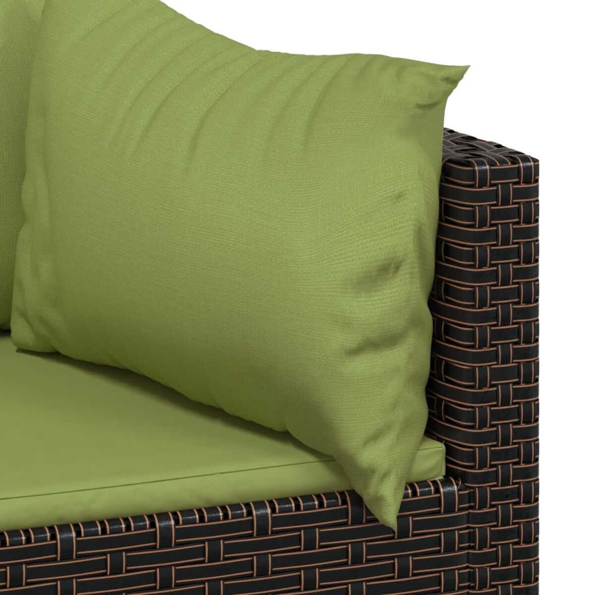 Nahaufnahme einer Ecke eines braunen Rattansofas mit grünen Kissen. Weißer Hintergrund.