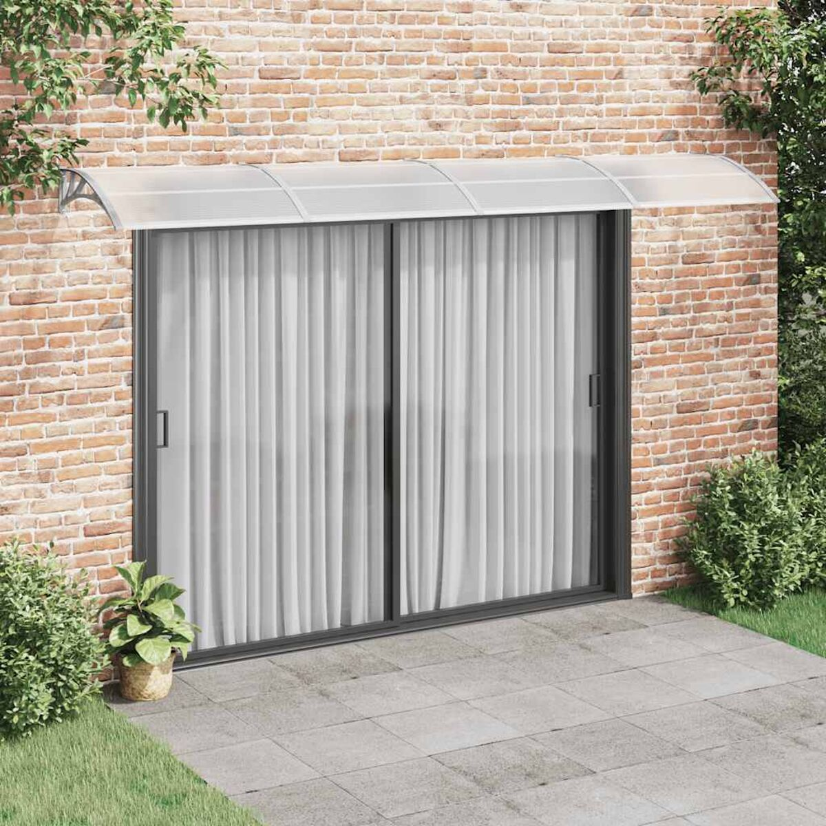 Eine klare Markise über einer Glasschiebetür. Backsteinmauer-Hintergrund mit Pflanzen und Terrassenboden.