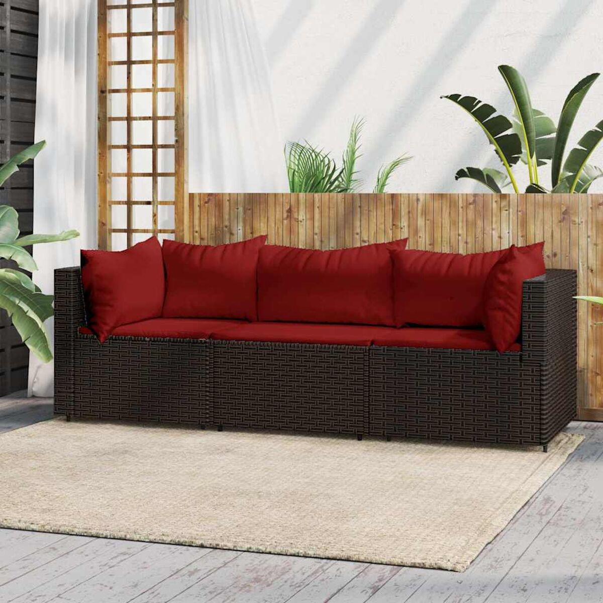 Outdoor-Sofa mit dunkelbraunem Webdesign, roten Kissen und beigem Teppich.