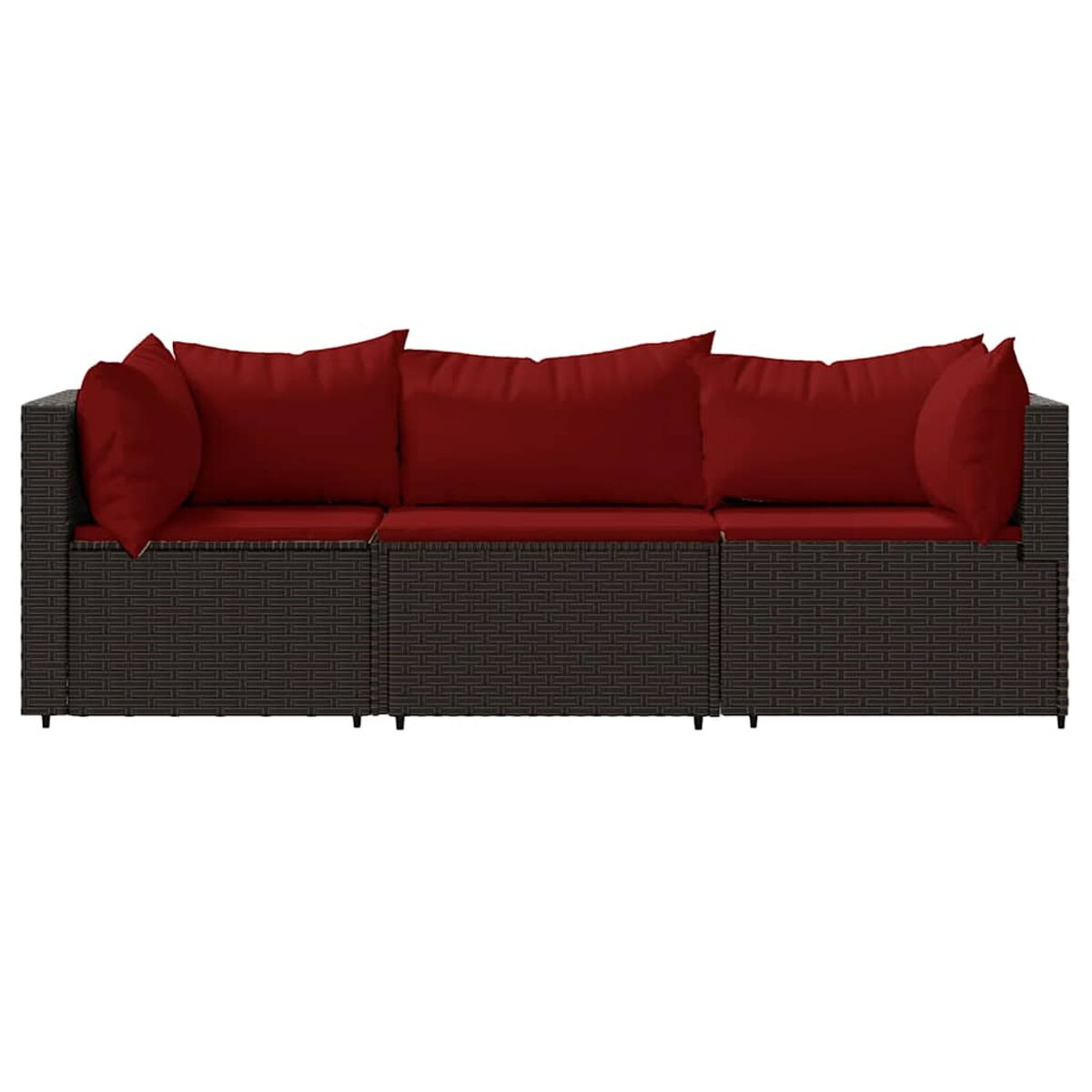 Dreisitziges Rattan-Sofa mit roten Kissen. Das Sofa hat eine dunkelbraune Webstruktur.
