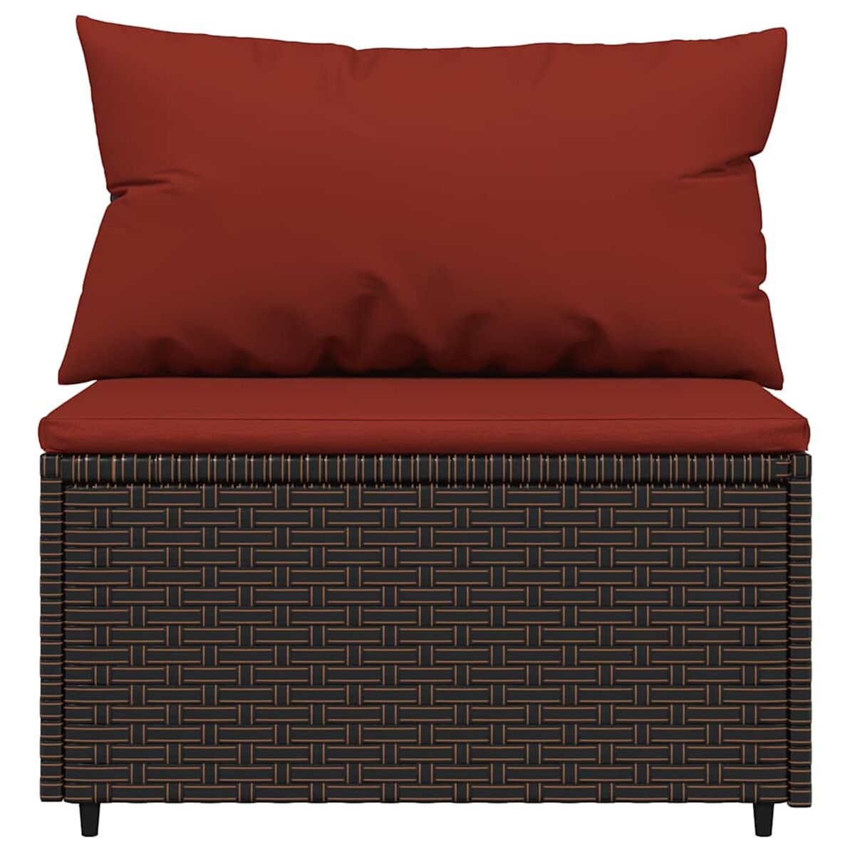 Rattan-Stuhl mit roten Kissen. Der Stuhl hat eine quadratische Basis und eine hohe Rückenlehne.