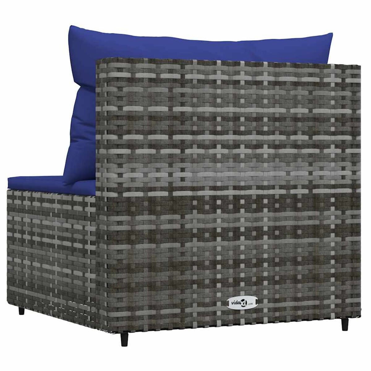Graues Ecksofa aus geflochtenem Korbgeflecht mit blauen Kissen. Das Sofa steht auf Holz.