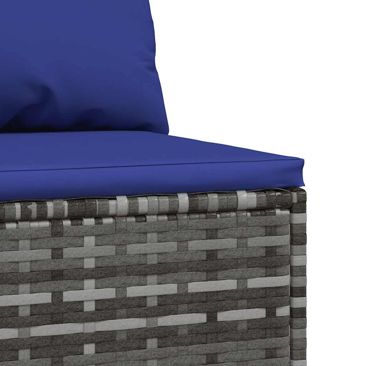 Nahaufnahme eines blauen Kissens auf einem grauen Rattan-Stuhl, der die gewebte Textur zeigt.