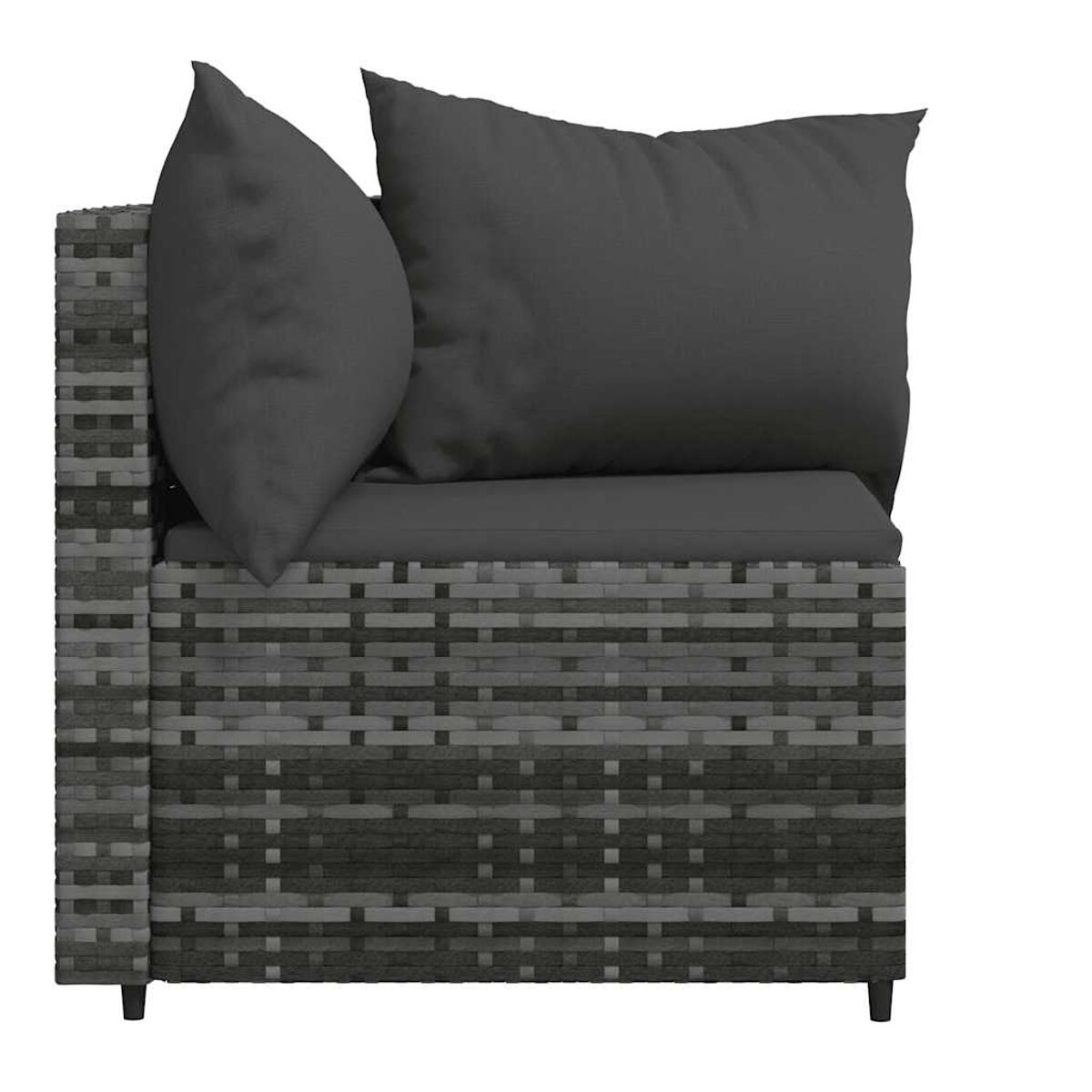 Graues Ecksofa aus Rattan mit grauen Kissen. Das Sofa steht vor weißem Hintergrund.