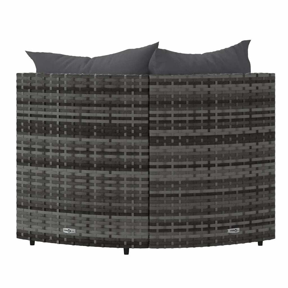 Ein grauer Korbstuhl mit Kissen. Der Stuhl ist aus gewebtem Material.