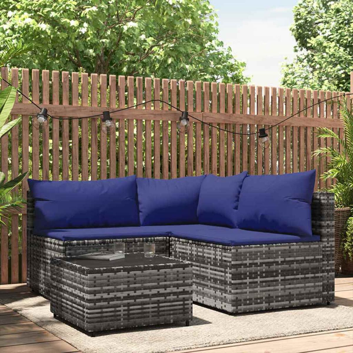 Outdoor-Ecksofa mit blauen Kissen und einem kleinen Tisch.