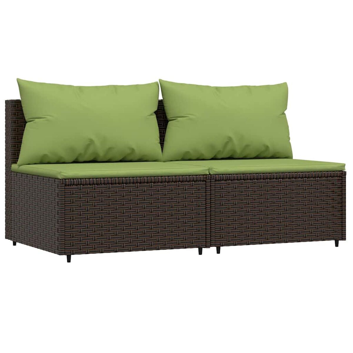 Ein braunes Rattansofa mit zwei lindgrünen Kissen. Es hat eine quadratische Form.