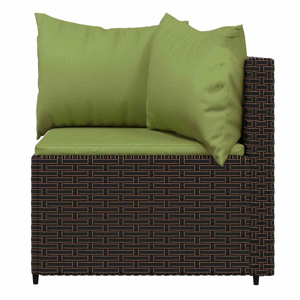 Ein brauner Eckstuhl aus Rattan mit grünen Kissen. Er befindet sich auf weißem Hintergrund.