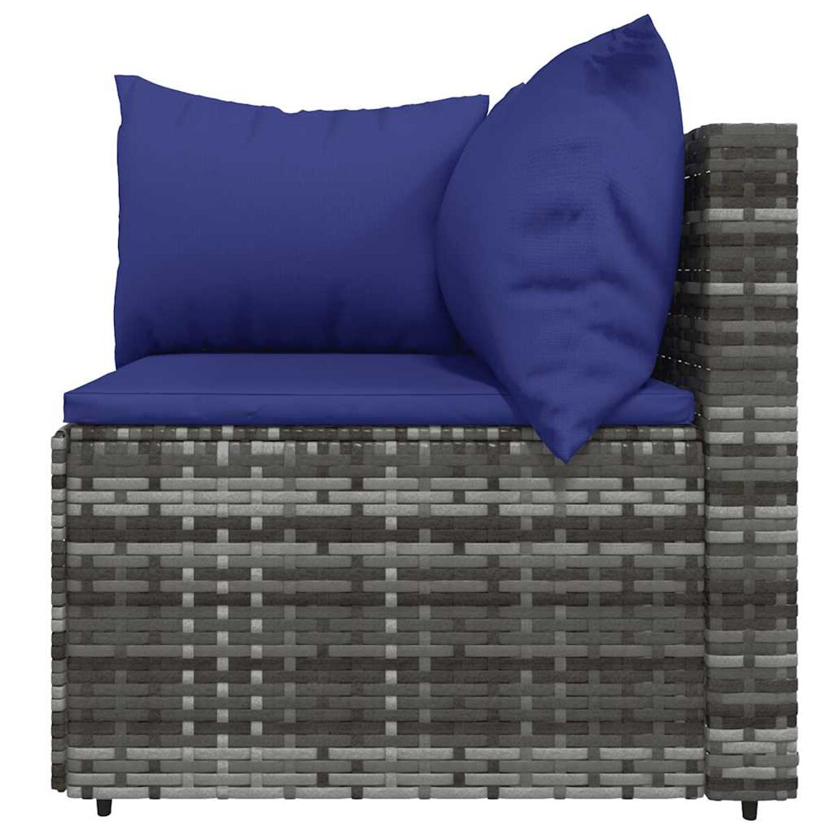 Ein graues Korbssofa für den Außenbereich mit blauen Kissen. Das Sofa ist ein Eckteil.