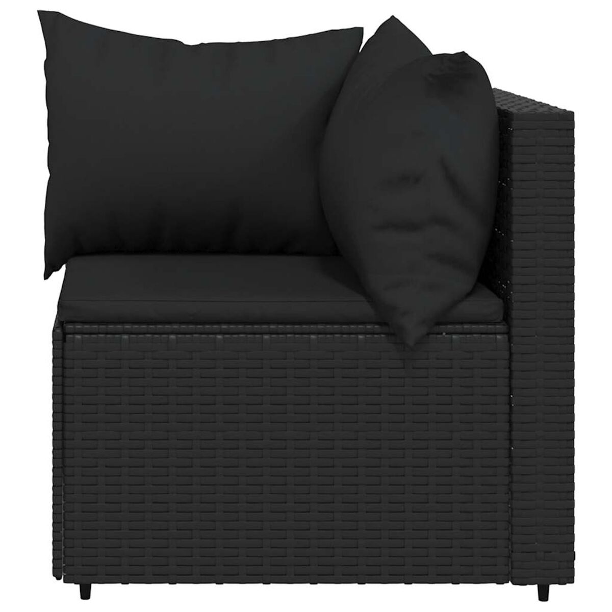 Ein schwarzes Ecksofa aus Korbgeflecht mit schwarzen Kissen.