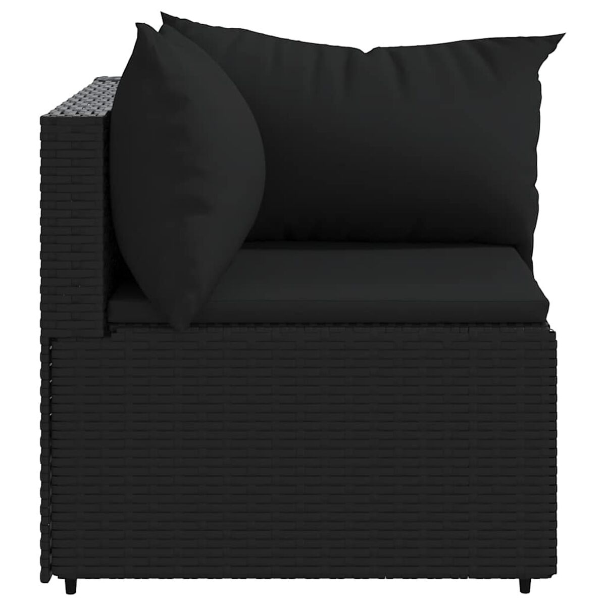 Schwarzes Ecksofa aus Korbgeflecht mit einem schwarzen Kissen und einem Kissen. Der Hintergrund ist weiß.