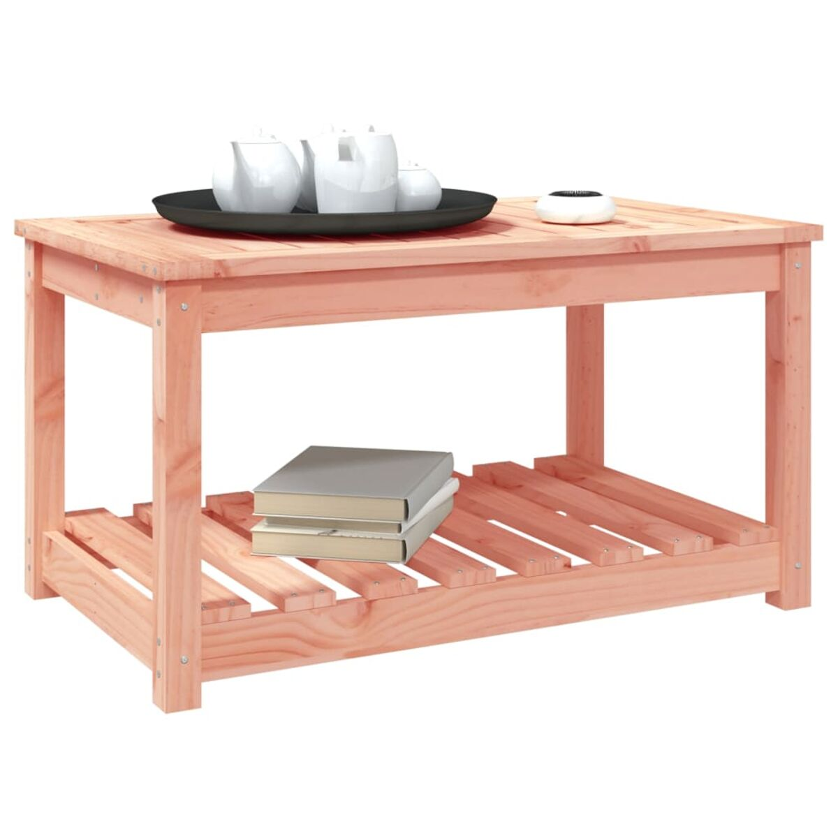Holztisch mit Objekten oben und Büchern im unteren Regal, alles auf weißem Hintergrund.