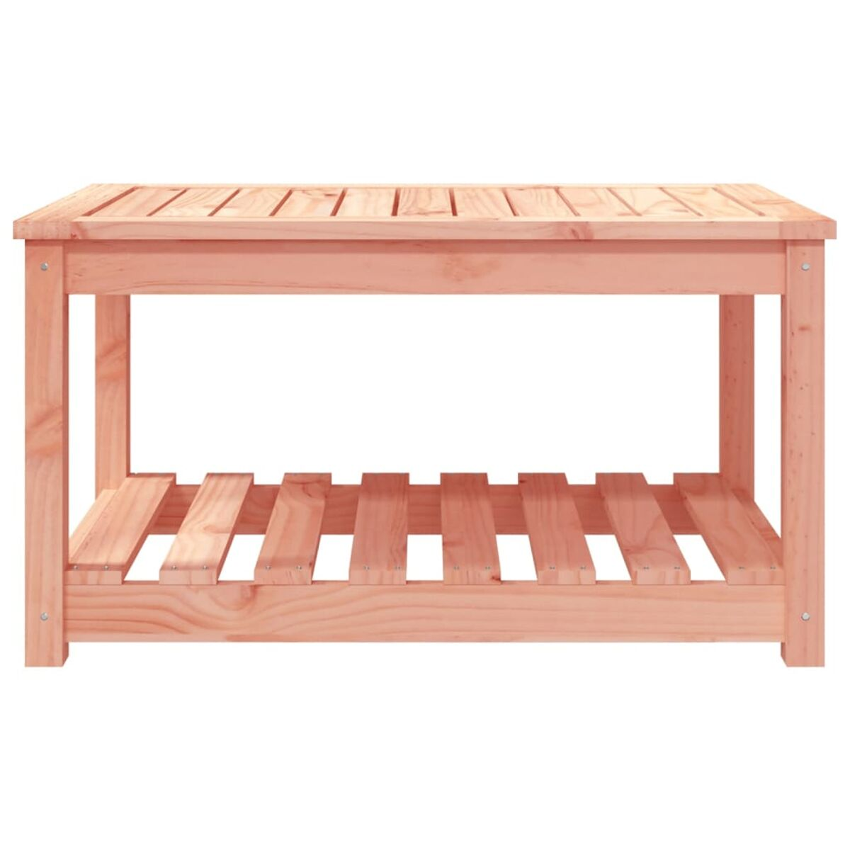 Holzbank mit Lattenrost und unterem Regal. Rötlich-braune Farbe. Weißer Hintergrund.