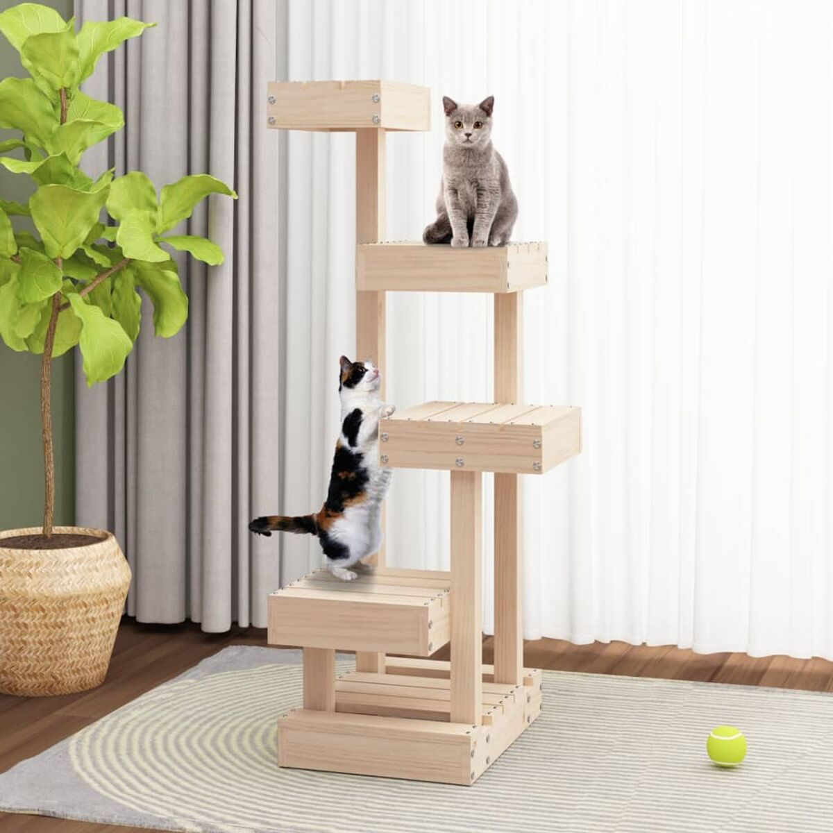 Katzenbaum mit zwei Katzen. Eine oben, eine klettert. Helle Holzfarbe.