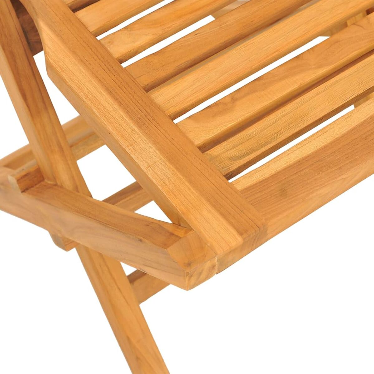 Nahaufnahme von Holzstuhlstreben und -rahmen. Das Holz ist hellbraun und hat ein natürliches Muster.