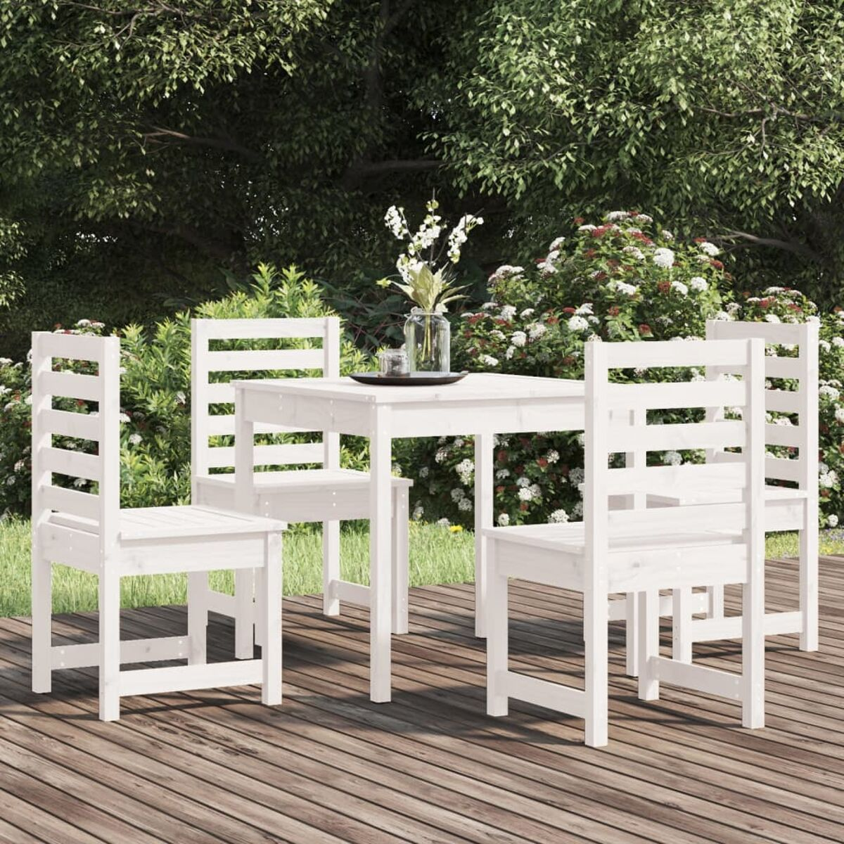Weißes Holz-Terrassenset mit quadratischem Tisch und vier Stühlen auf Holzterrasse.
