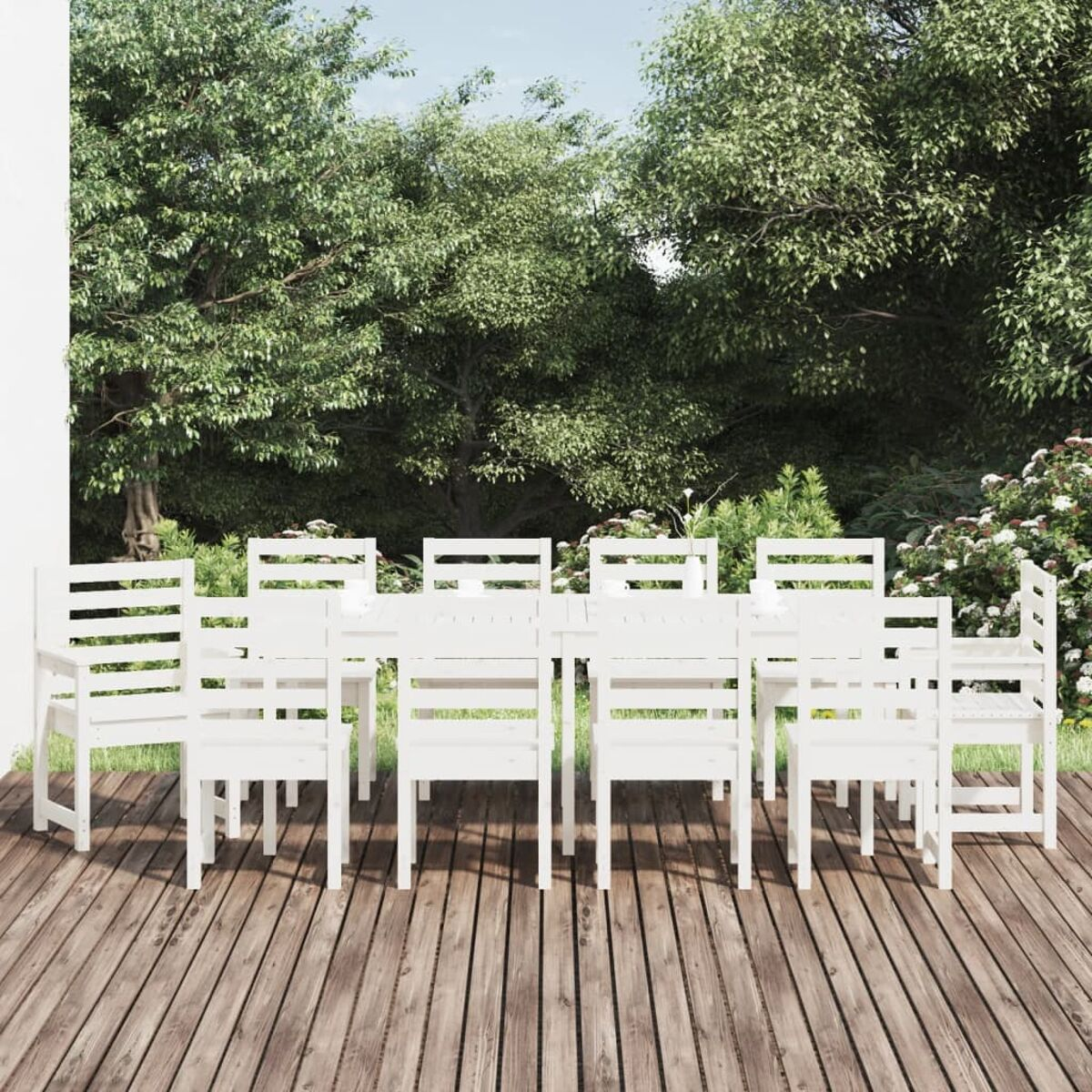 Weißes Ess-Set aus Holz auf einem Holzdeck, umgeben von Bäumen und grünem Laub.