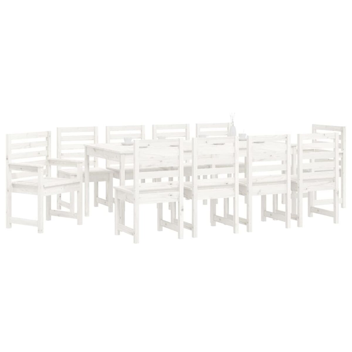 Ein weißes Ess-Set für den Außenbereich mit Tisch und Stühlen. Die Stühle sind weiß.