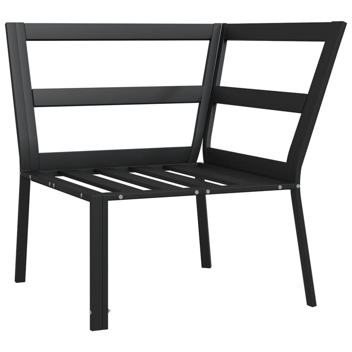 Schwarzer Metall-Outdoor-Stuhl, abgewinkelte Rückenlehne. Lattenrost. Weißer Hintergrund.