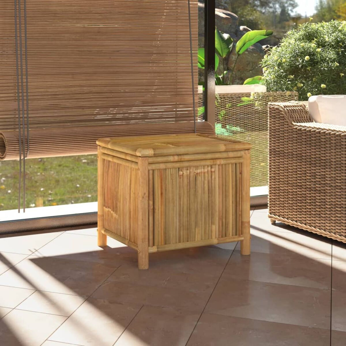 Ein Bambusschrank auf einem Fliesenboden, neben einem Fenster mit einem Bambusrollo.