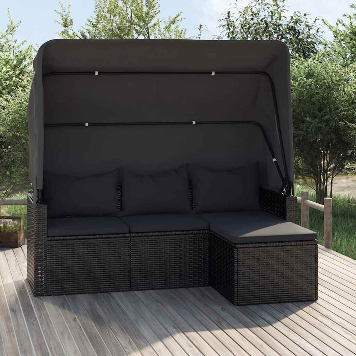 Schwarzes Outdoor-Ecksofa aus Korbgeflecht mit Baldachin. Enthält Kissen, eine Fußstütze und ein Holzdeck.