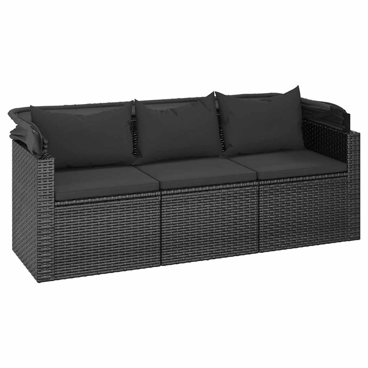 Schwarzes gewebtes Outdoor-Sofa mit drei Kissen und dunklem Hintergrund.