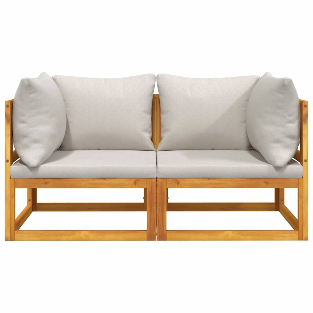 Zweisitziges Holzsofa mit hellen Kissen, Außenbereich.