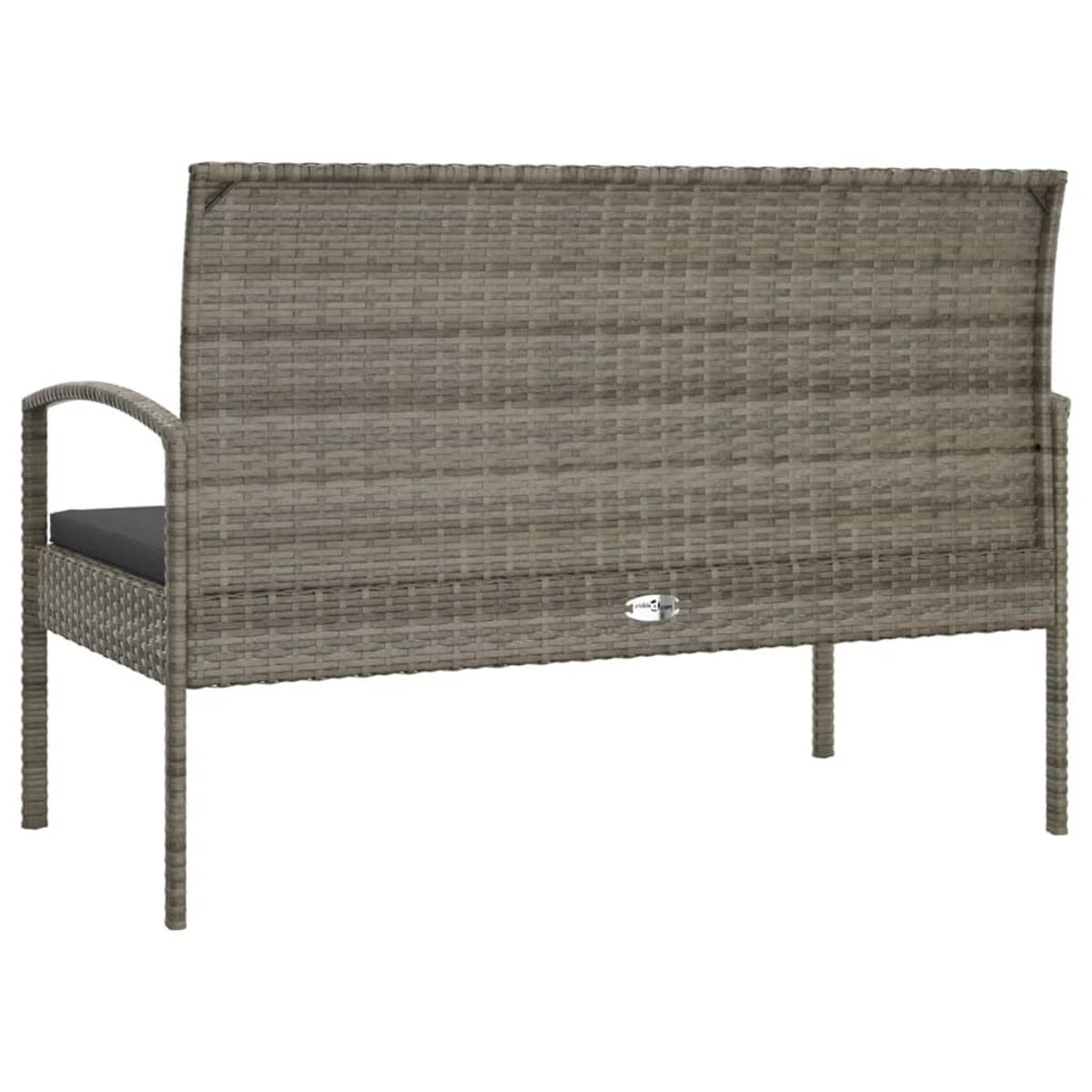 Wicker-Bank mit grauem Kissen. Rückenlehne und Armlehnen sind sichtbar. Rückansicht.