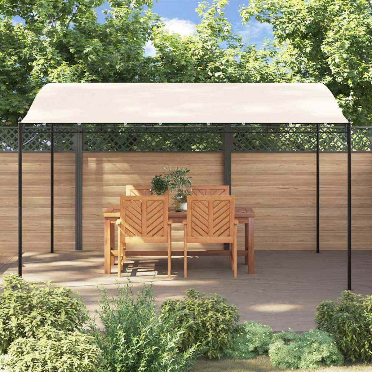 Pavillon auf einem Holzdeck. Tisch, Stühle und Pflanzen sind sichtbar. Bäume im Hintergrund.