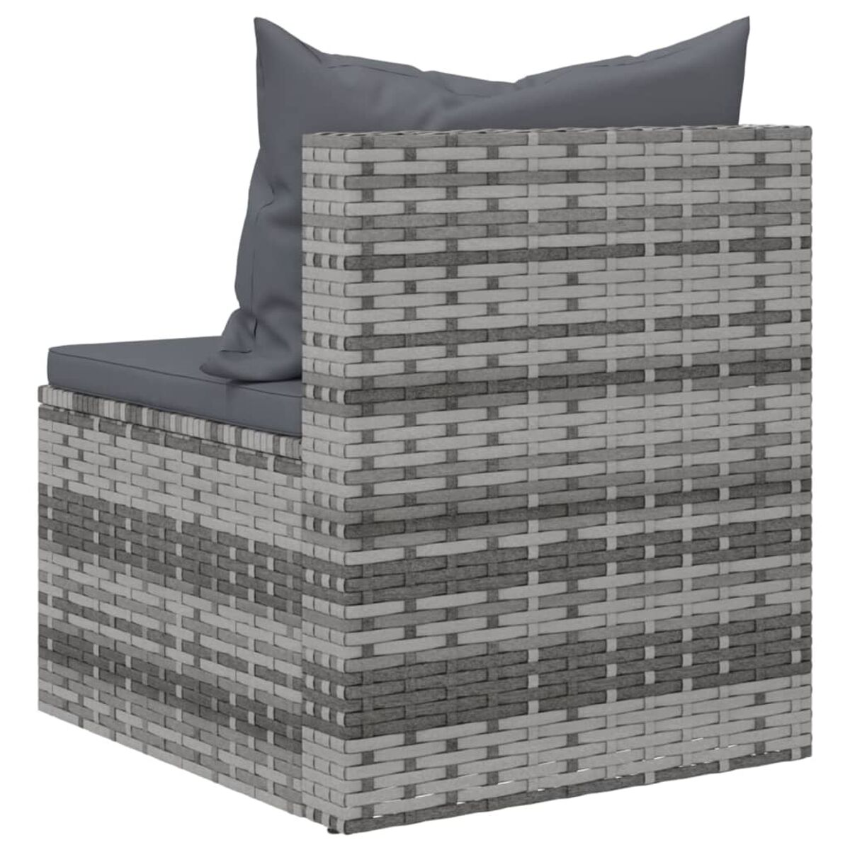 Ein grau-weiß gewebtes Ecksofa aus Rattan mit grauem Kissen.