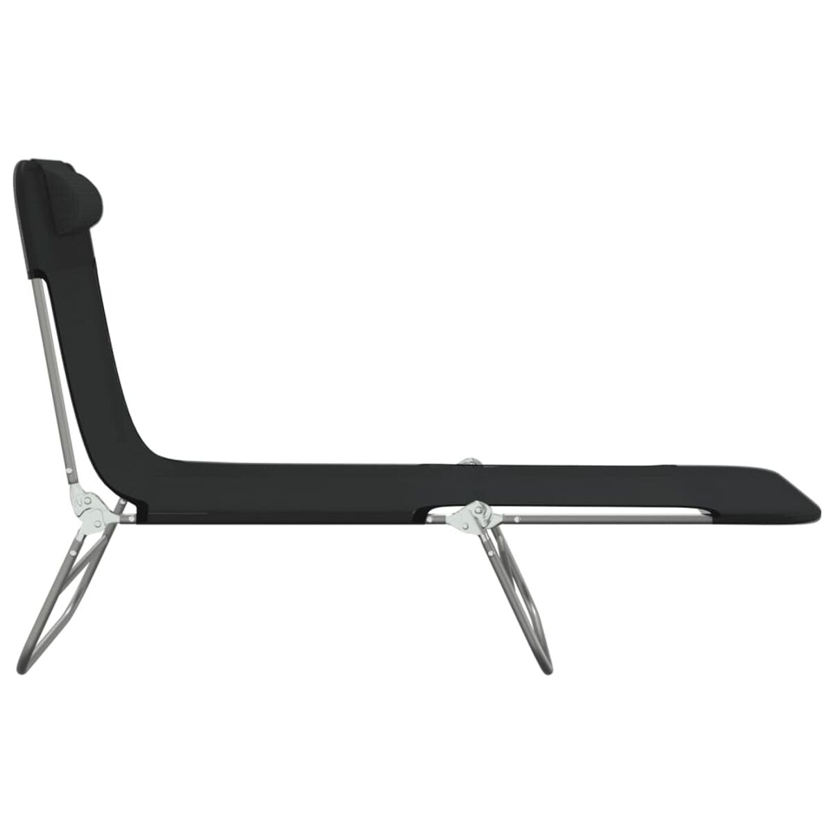 Eine schwarze Chaiselongue mit Kopfstütze und silberfarbenen Beinen vor weißem Hintergrund, Seitenansicht.