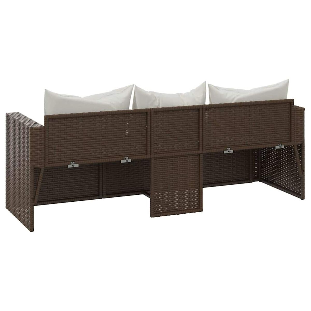 Braunes Outdoor-Sofa aus Korbgeflecht mit drei weißen Kissen.