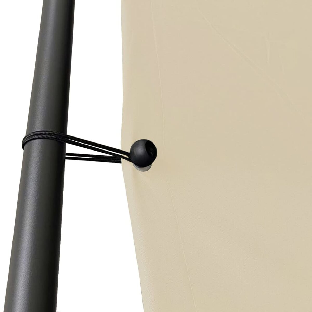 Schwarzes Bungee-Seil und ein schwarzer Ball zur Sicherung einer weißen Leinwand.