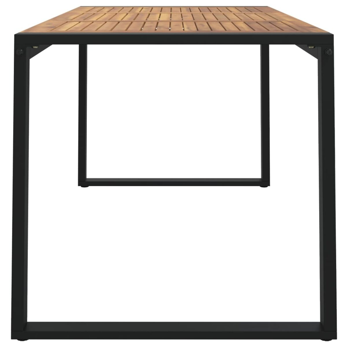 Ein Holztisch mit Lattenrost und schwarzen Metallbeinen. Er ist auf weißem Hintergrund isoliert.