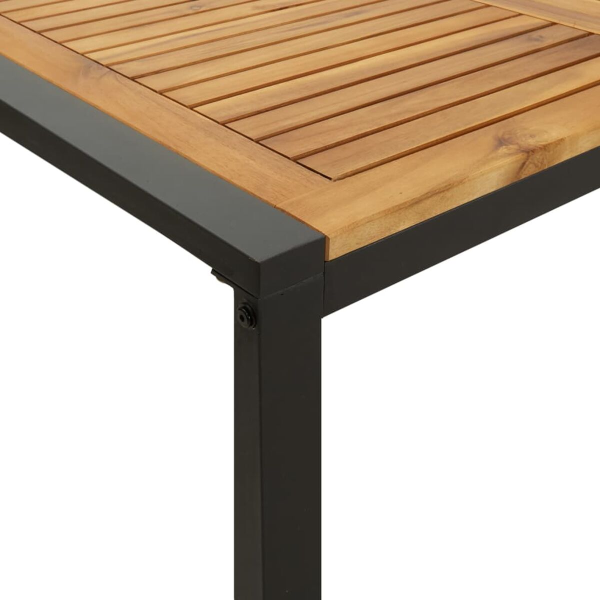 Holztisch mit schwarzem Metallrahmen. Der Hintergrund ist weiß.