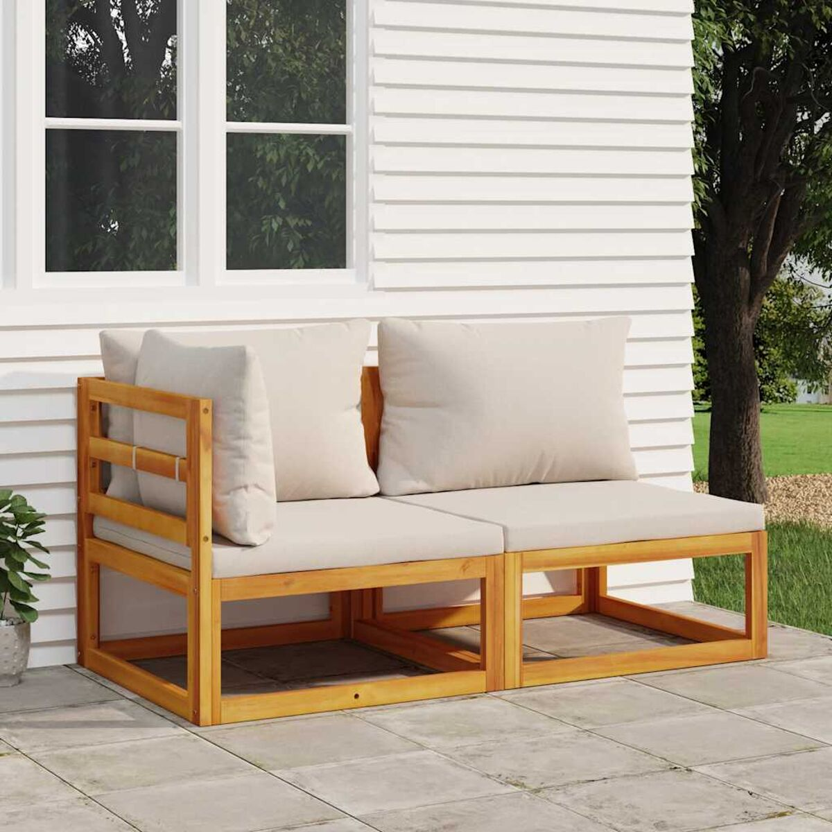 Holzsofa für den Außenbereich mit beigen Kissen. Weißer Wandhintergrund.